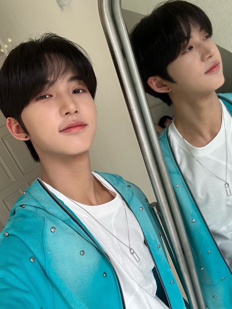 TNX_twt's tweet photo. 나 저 후디 맘에 드는 듯 🤭🤭

#은휘 #HWI https://t.co/2nGrbERgLb