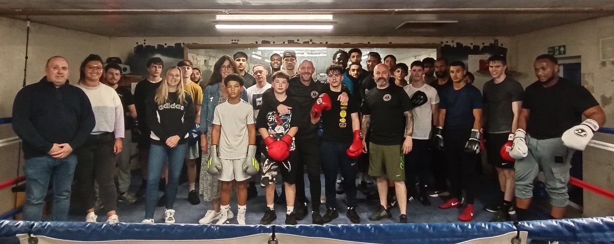 J_S_Foundation's tweet photo. Back in the boxing ring last night for the Foundation.
We were delighted to introduce Chelsea Piggot, Sport &amp; Violence Impact Manager from @StreetGames &amp; Dan Gidman, Police Sergeant from the Violence Reduction Unit at @ThamesVP to Nathan Ward who runs Whitley Amateur Boxing Club https://t.co/gOUrEeJIk4