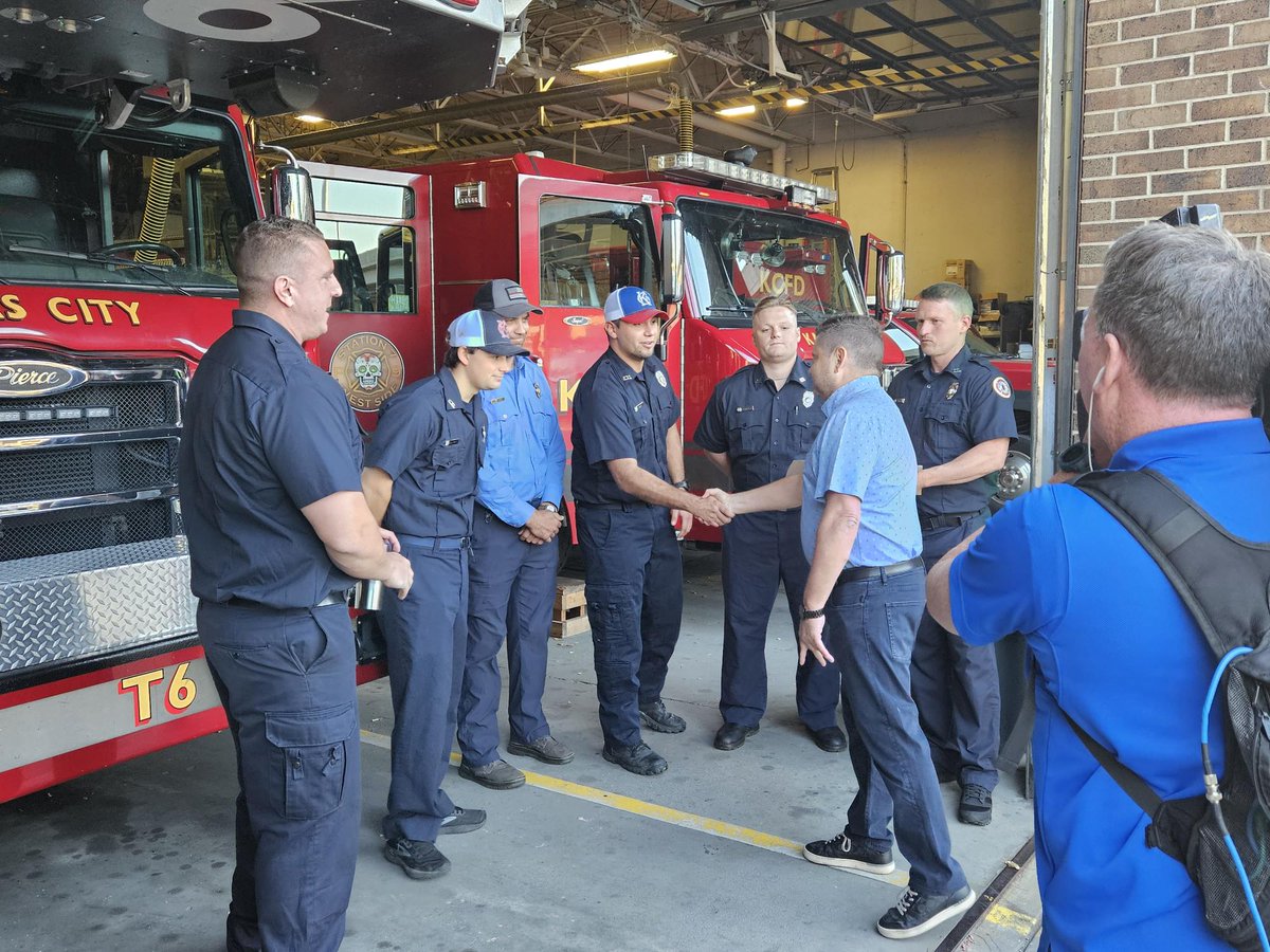 KCMOFireDept's tweet image. Pay it Foward 9/11 came by Station 7 this morning to give the fire fighters some sweet treats as an act of kindness. Which is the mission of their organization. Thank you. #KCFD #payitfoward911