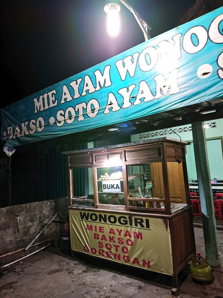 NurSetoAji's tweet photo. #JumatMieayaman berburu malam2 karena darurat wetengs, mencari area Prambanan dan menemukan Mie Ayam Wonogiri topping SoCil alias bakSo keCil. Tempatnya luas dan nyaman, penjual ramah tapi sambalnya wah top.

NB: Max jam 9 malam ya ehehe

https://t.co/3dp4cvgXB2

@InfoMieAyamYK https://t.co/1YrDdp3ch5