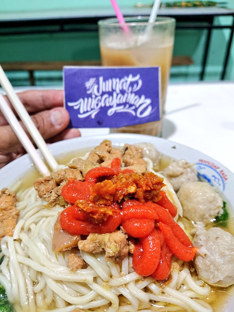 NurSetoAji's tweet photo. #JumatMieayaman berburu malam2 karena darurat wetengs, mencari area Prambanan dan menemukan Mie Ayam Wonogiri topping SoCil alias bakSo keCil. Tempatnya luas dan nyaman, penjual ramah tapi sambalnya wah top.

NB: Max jam 9 malam ya ehehe

https://t.co/3dp4cvgXB2

@InfoMieAyamYK https://t.co/1YrDdp3ch5