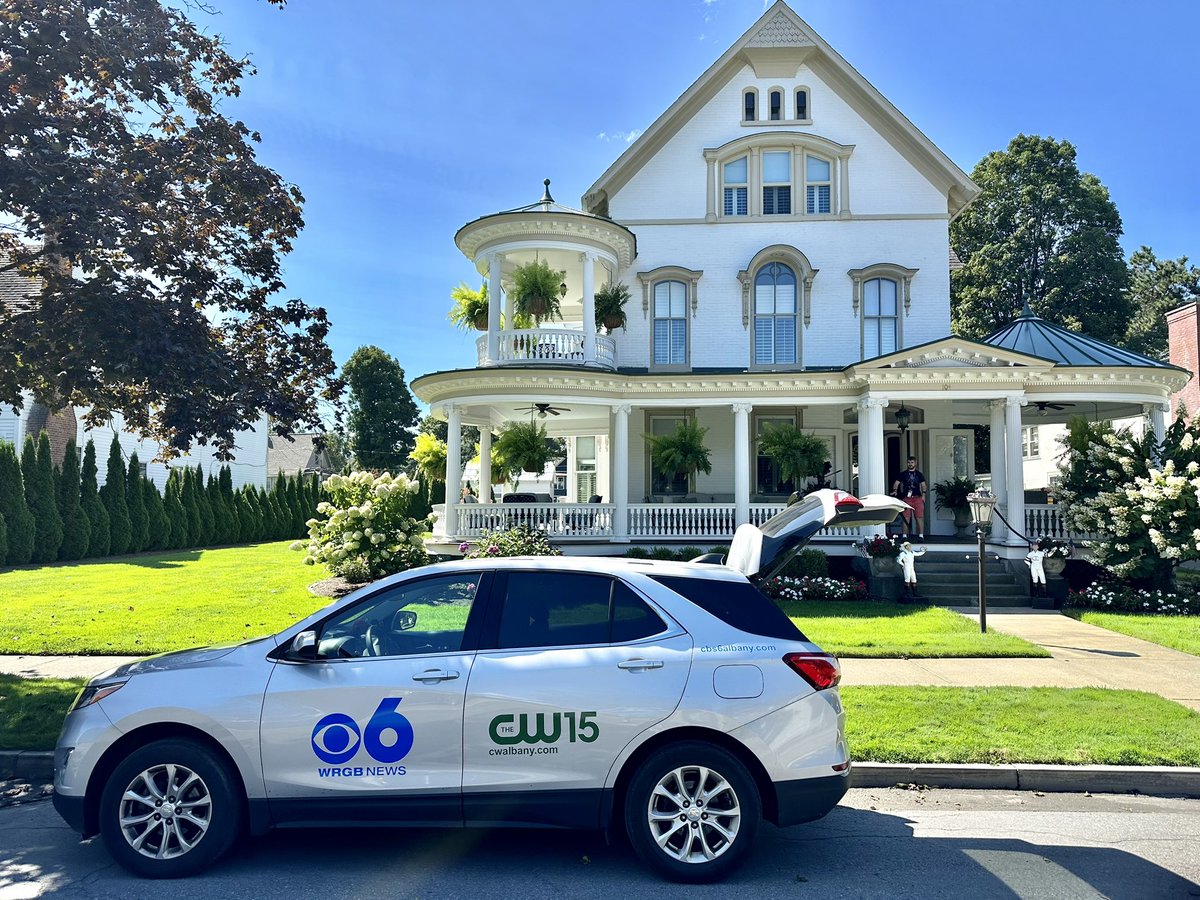 JuliaDunnWRGB1's tweet photo. Stopped for a second to grab something in my house … (I wish) #news #tvnews #saratoga #cbs6 #wrgb https://t.co/TWZjhb08xS