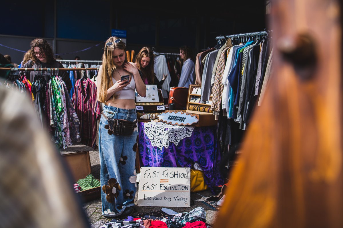 Kom zondag 17 september lekker struinen bij de tofste closet sale: KLERENZOOI landt namelijk in Hanze Art Station! 👗🛍️hanzeartstation.nl/programma/kler…