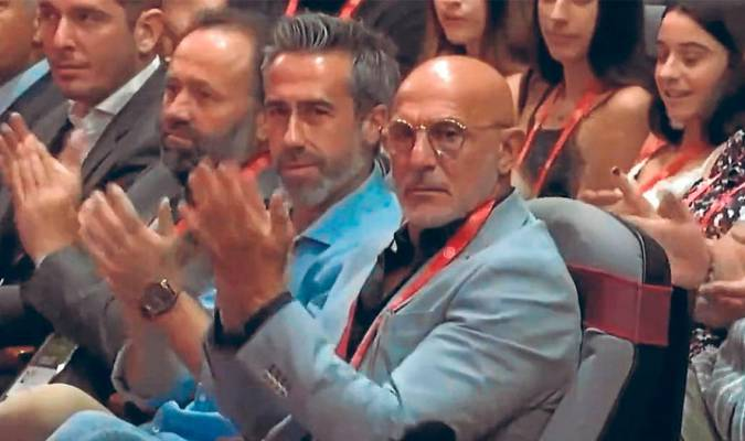 PabloEchenique's tweet photo. - Señor Luis de la Fuente, ¿piensa usted dimitir?

+ ¿Dimitir yo? No, no. Con pedir perdón es suficiente. Tenga usted en cuenta que gano un pastizal y además casi ninguno de mis jugadores ha salido apoyar a Jenni Hermoso, sólo Borja Iglesias... "dimitir", dice el tío. https://t.co/FRvbTLPSU3