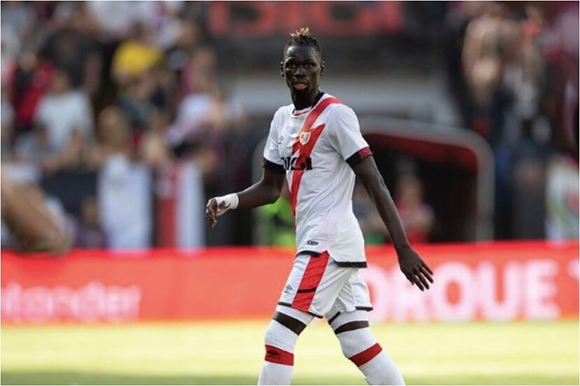 pvilla98's tweet photo. ⚡️ MERCADO RAYO

➡️Ciss: Se queda. No han llegado ofertas de 5 millones. Se siente más valorado por Francisco

➡️Sergio Moreno: Cobrará el 100% del año que le quedaba

➡️Pablo Muñoz: El @RCDeportivo paga alrededor de 200.000 euros. El Rayo, con opción de recompra y tanteo

@marca https://t.co/V4SFN810NY