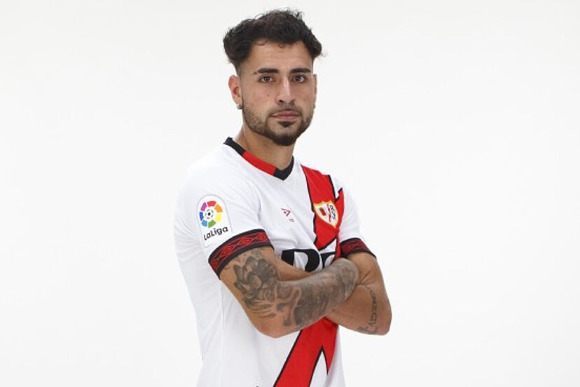 pvilla98's tweet photo. ⚡️ MERCADO RAYO

➡️Ciss: Se queda. No han llegado ofertas de 5 millones. Se siente más valorado por Francisco

➡️Sergio Moreno: Cobrará el 100% del año que le quedaba

➡️Pablo Muñoz: El @RCDeportivo paga alrededor de 200.000 euros. El Rayo, con opción de recompra y tanteo

@marca https://t.co/V4SFN810NY