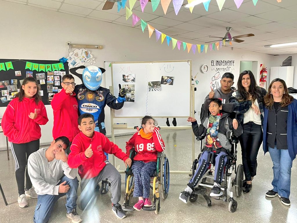PilotoX1's tweet photo. Visitamos y trabajamos sobre las actitudes correctas en una convivencia vial con la escuela de Formación Integral #SanJorge
@TopRaceOk @SjMunicipalidad
Los meiores mensajes para una verdadera #InclusionVial https://t.co/Sz2TpQCULL