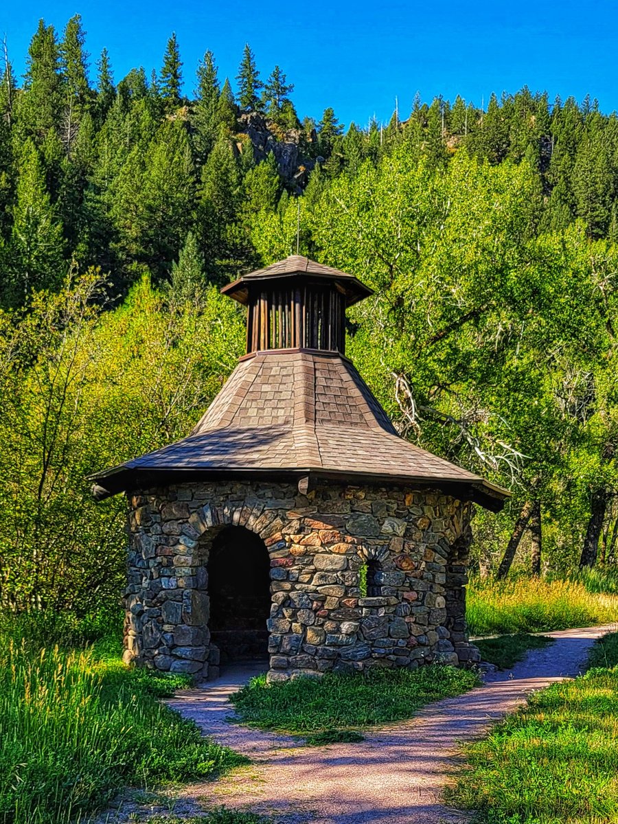 wander4insp's tweet image. A historic rest stop.
Built in 1919, the Little Park Wellhouse provided water for the boiled-over radiators of early automobiles laboring up to Denver’s Mountain Parks.
#ColoradoTrails #DenverMountainParks #HistoricBuildings
