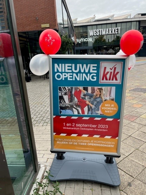 De Duitse winkelketen KiK heeft de 52e Nederlandse winkel geopend in de commerciële plint van MRP in het Stadscentrum Osdorpplein. Het is de eerste winkel in Amsterdam met 600m2 winkeloppervlak met het allernieuwste shopconcept. Lees hier verder mrpdevelopment.nl/nl/mrp-news/du…