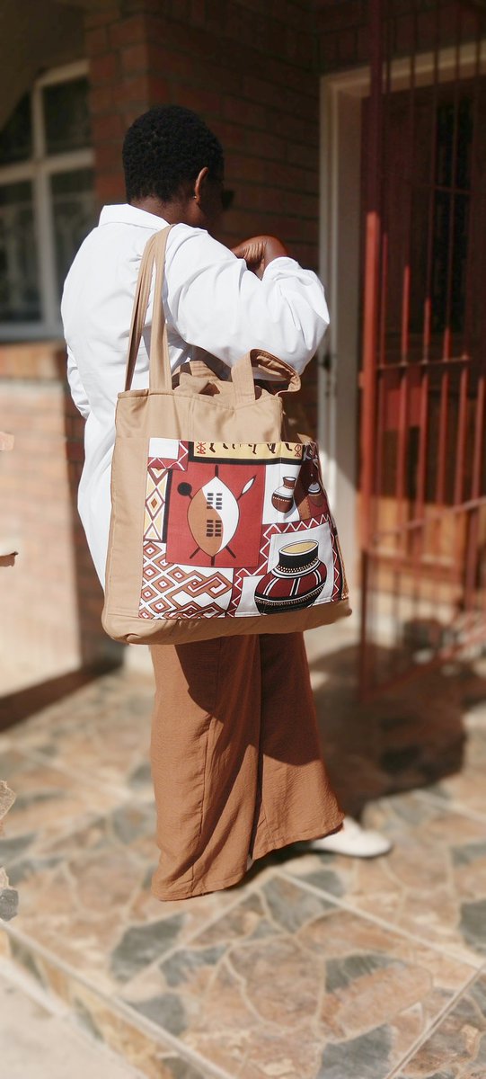 ZethuMkhwanazii's tweet photo. My Mother sells these bags 😍 they also come in black and blue (the jean material) 
You can call 79177284/78177284 to order
Please repost 🤗 https://t.co/04b19AxDQW