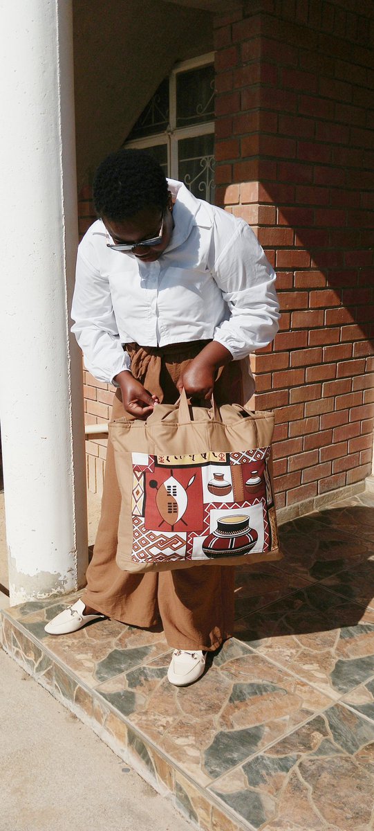 ZethuMkhwanazii's tweet photo. My Mother sells these bags 😍 they also come in black and blue (the jean material) 
You can call 79177284/78177284 to order
Please repost 🤗 https://t.co/04b19AxDQW