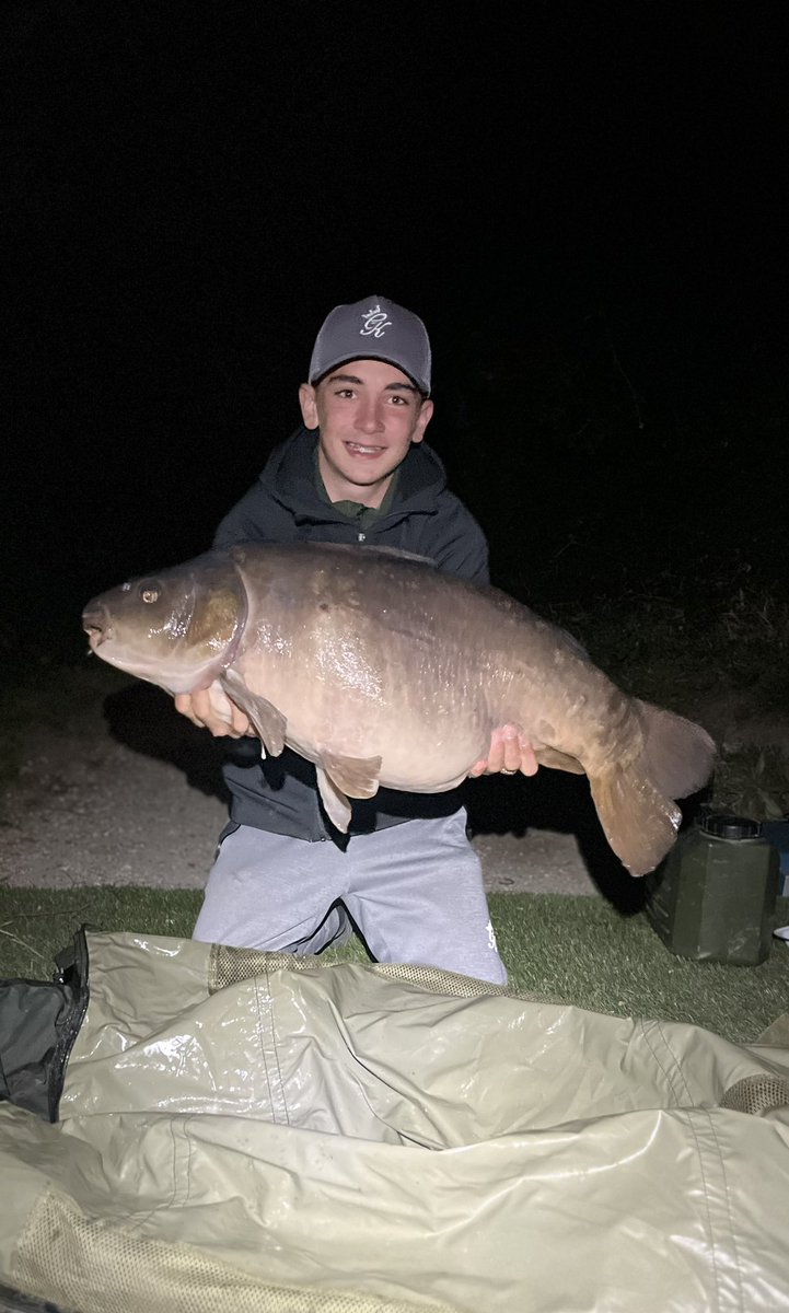 Reuben_angler's tweet photo. After many sessions on the park I finally bagged one and also a fish called 'black spot' weighing 35lb on the nose,it fell to a mainline baits yellow dumbell over a bed of cell pellets
@MainlineBaits
@solartackle2
#carpy #parklake #essentialcell #mirror
#solartackle https://t.co/KN8isoFnZX