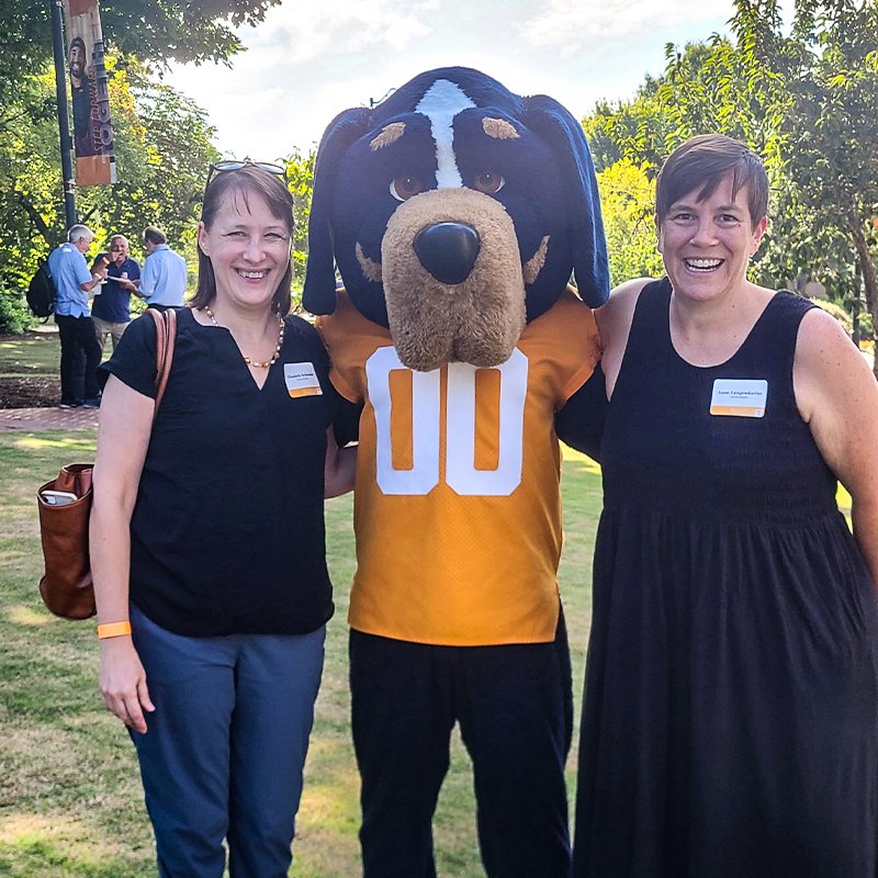 UTProvost's tweet photo. Thank you to all of the faculty who joined us for Faculty Pub last night! It was great to see so many members of our campus community gathering to socialize and network. #UTFacultyFun @UTSmokey_00 https://t.co/ObdthlNjVG