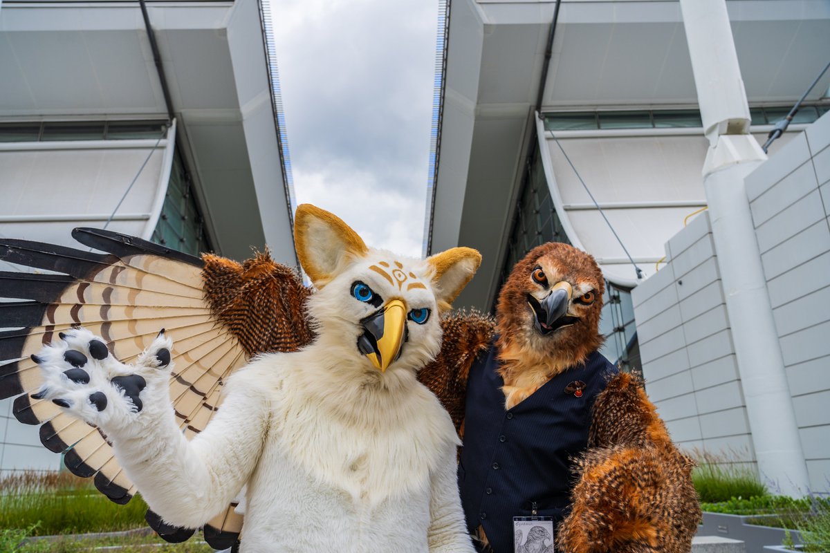 Screeeching with <a href="/DemetriusTrader/">DemetriusTrader</a>  at #anthrocon2023 for #FursuitFriday  ^v^ ^v^

📷 by <a href="/TalesTigerfox/">Talexis</a>