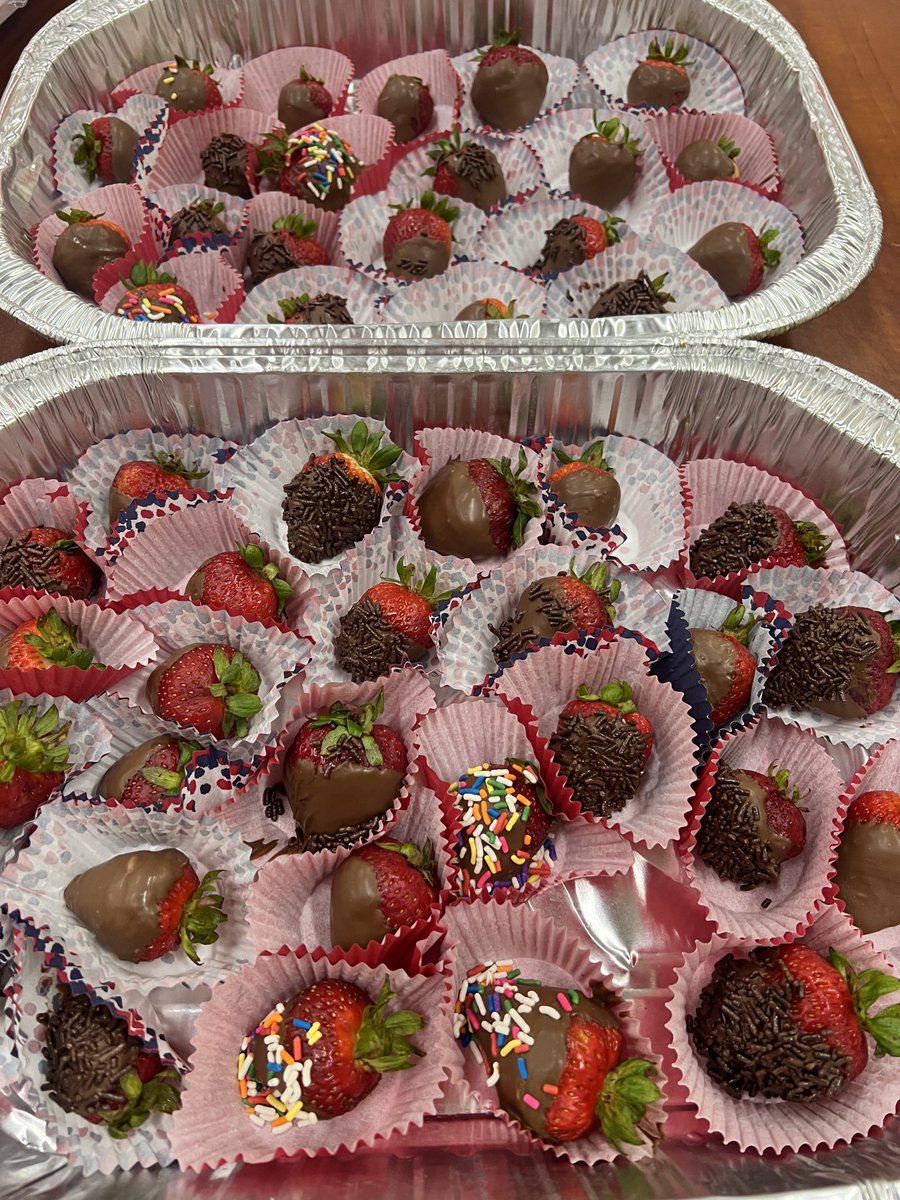Fun strawberry Friday ⁦<a href="/Stephan68335720/">Stephanie Hughey</a>⁩ ⁦<a href="/leceeonn/">Leceeonn Custard</a>⁩ ⁦<a href="/MeganTorresD305/">Megan Torres</a>⁩