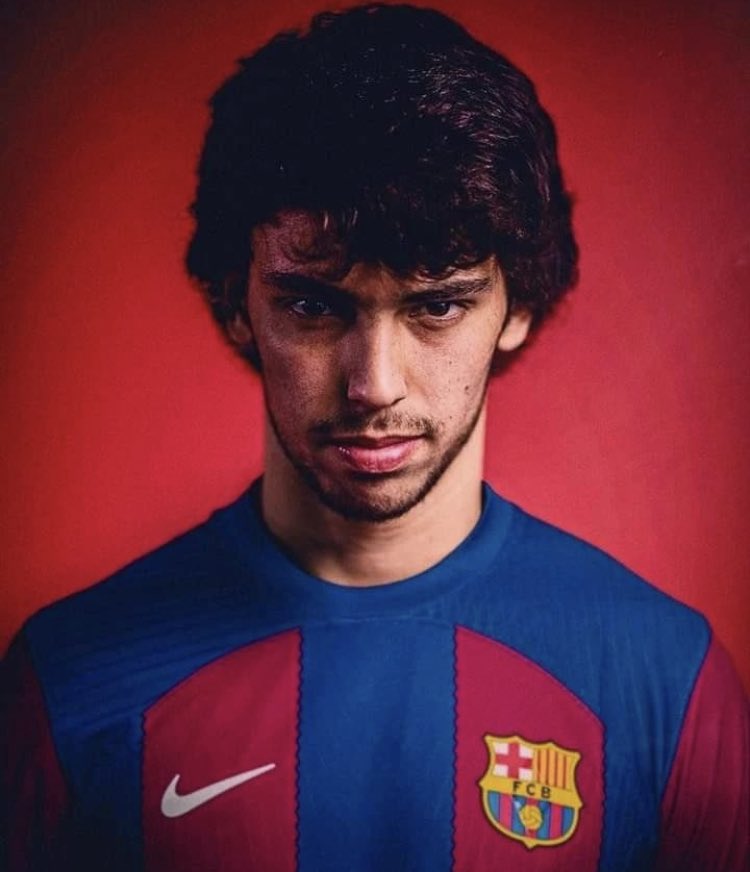 🚨🛬 João Félix já está em Barcelona.