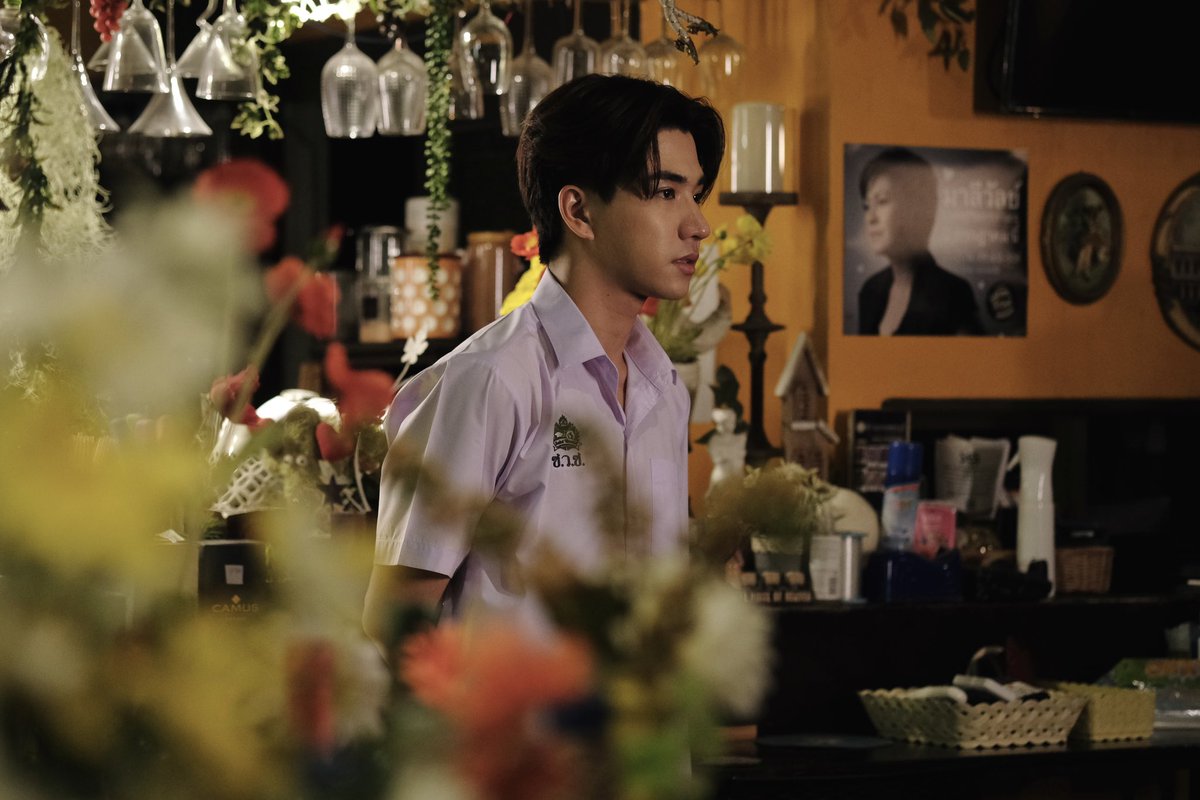 Dangerous_Rom's tweet photo. มาเเจกเบื้องหลังหล่อ ๆ ของกังหัน สายลม 😆😆 

#DangerousRomanceEP3 
#GMMTV
@perthppe @Chimonac https://t.co/9Y1msCd0fi