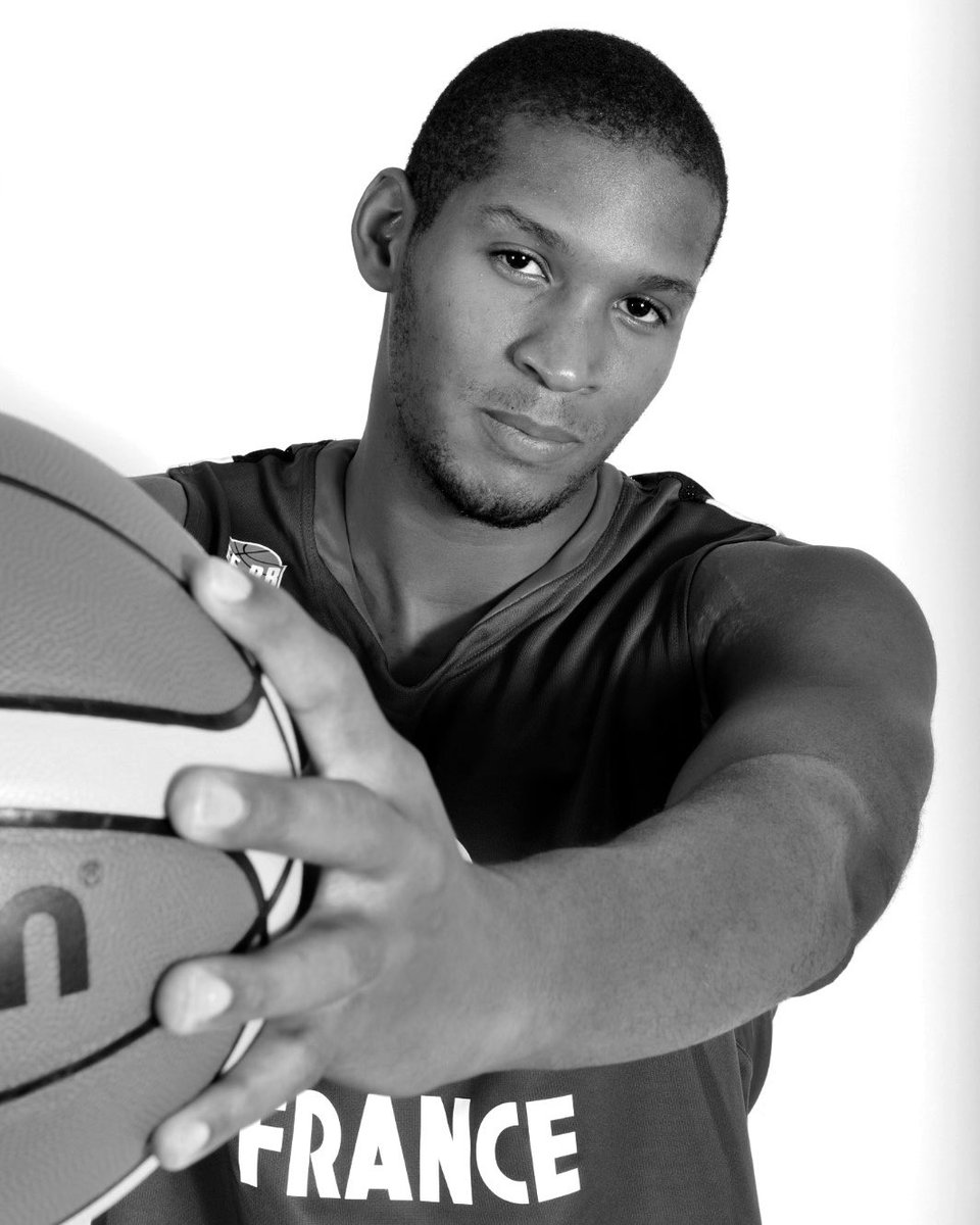 FRABasketball's tweet image. Ancien international avec les A, champion d'Europe U16 et U18, Ludovic Vaty est décédé à l'âge de 34 ans. L'Équipe de France partage la douleur de sa famille et ses proches.