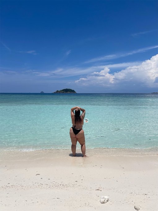 Hot girl on a beach..?
 What more could you ask for? https://t.co/NUJ5uG1d5f