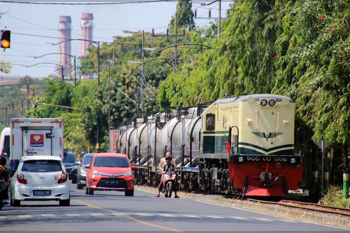 rioprabowohrp's tweet photo. Tadi siang untuk pertama kalinya CC 201 69 ( Vintage Livery ) memasuki jalur SSP Pertamina madiun, pasca dicat menjadi livery vintage PJKA. Membawa muatan ketel pertamina Mawalo Tanker dari Rewulu.
#fotosepur #cc20169 #vintage https://t.co/gECVjNUVon