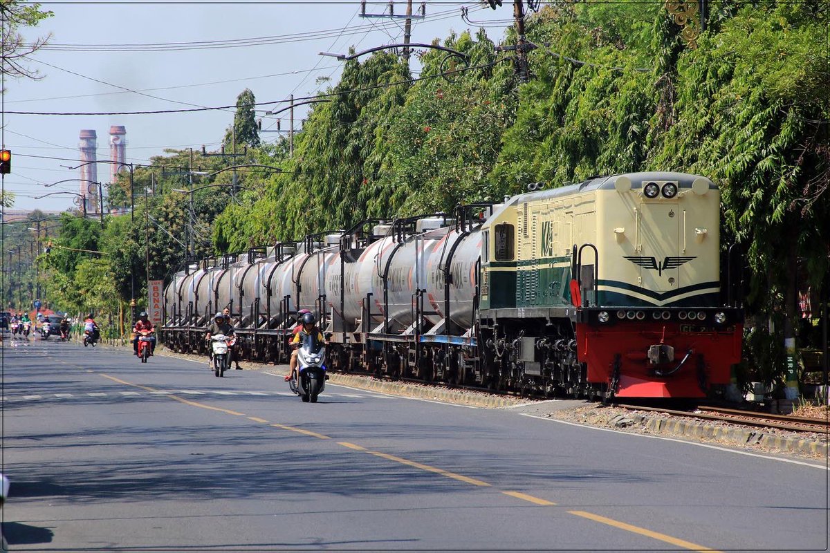 rioprabowohrp's tweet photo. Tadi siang untuk pertama kalinya CC 201 69 ( Vintage Livery ) memasuki jalur SSP Pertamina madiun, pasca dicat menjadi livery vintage PJKA. Membawa muatan ketel pertamina Mawalo Tanker dari Rewulu.
#fotosepur #cc20169 #vintage https://t.co/gECVjNUVon