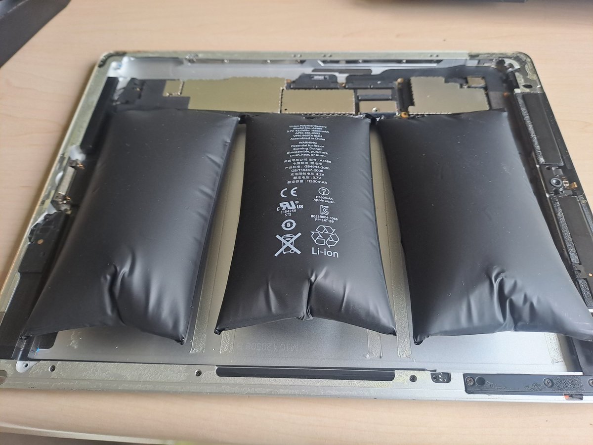 BenZanten's tweet photo. Zo vond ik vanmorgen mijn ipad.
Heel bijzonder.
Opengebroken door opgeblazen accu's. https://t.co/Q5cmmdTVrY