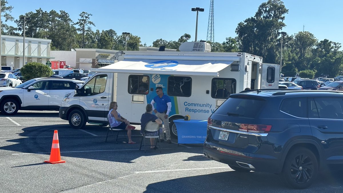insideFPL's tweet image. Our Community Action teams will be in North Florida today to provide water, ice, mobile charging stations and other services. Look for the blue circles on the map: fplmaps.com

#FPLCares
