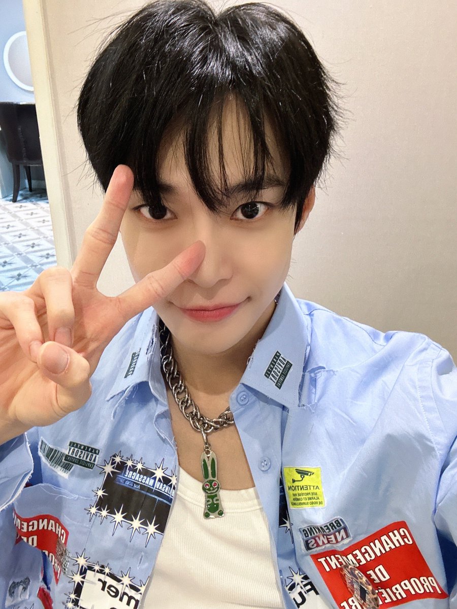 NCTsmtown's tweet photo. #DOYOUNG 👖🐰

#NCT #NCTU #BaggyJeans
#NCTU_BaggyJeans #GoldenAge
#NCT_GoldenAge #NCT127 #NCTDREAM
#WayV #NCT_DOJAEJUNG
#뮤직뱅크 https://t.co/XzW4YMdsJb