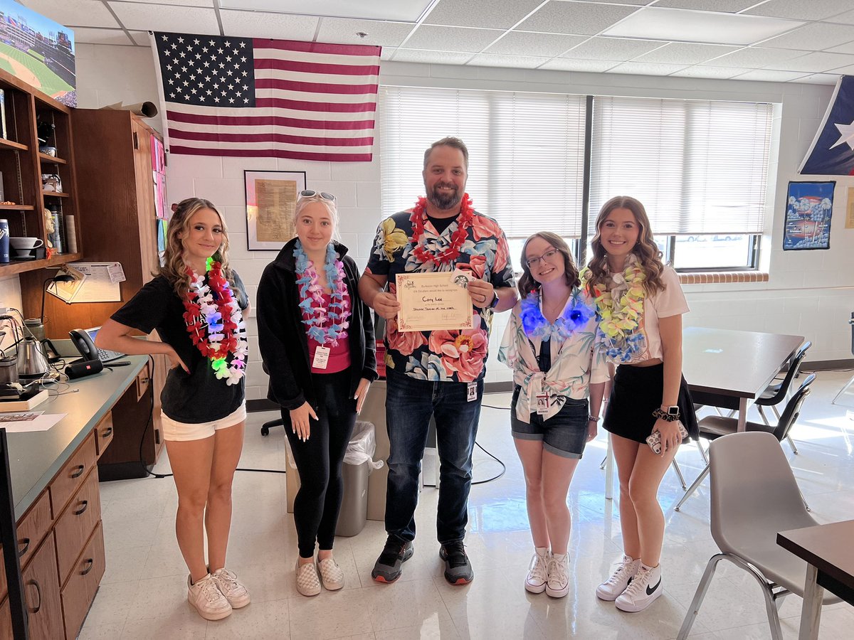 Congratulations to Strutter teacher of the week Coach Lee! We hope you have an Aloha day! 🐠 🌸 💖