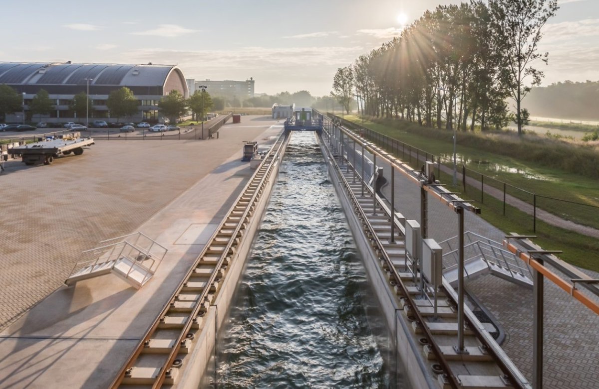 DeltaresNL (@deltaresnl) on Twitter photo 🌊 In de Deltagoot op onze campus in Delft gaan we met extreme golven een superstorm nabootsen, waarbij we het golfdempende effect van kweldervegetatie meten. Dit doen we samen met <a href="/wetterskip/">Wetterskip Fryslân</a>, <a href="/tudelft/">TU Delft</a> en <a href="/UTwente/">University of Twente (inactive)</a>. Lees hier waarom > bit.ly/3Z3lRKe 🌊 In de Deltagoot op onze campus in Delft gaan we met extreme golven een superstorm nabootsen, waarbij we het golfdempende effect van kweldervegetatie meten. Dit doen we samen met <a href="/wetterskip/">Wetterskip Fryslân</a>, <a href="/tudelft/">TU Delft</a> en <a href="/UTwente/">University of Twente (inactive)</a>. Lees hier waarom > bit.ly/3Z3lRKe