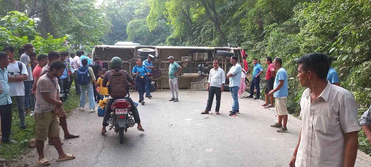 घोराही-लमही सडक अन्तर्गत शुक्रबार घोराही-३ मुसोटको ओरालोमा दुर्घटनाग्रस्त यात्रु बाहक बस । दुर्घटनामा परी चार जना घाइते भएका छन् । तस्बिरः कुलदीप न्याैपाने / रासस