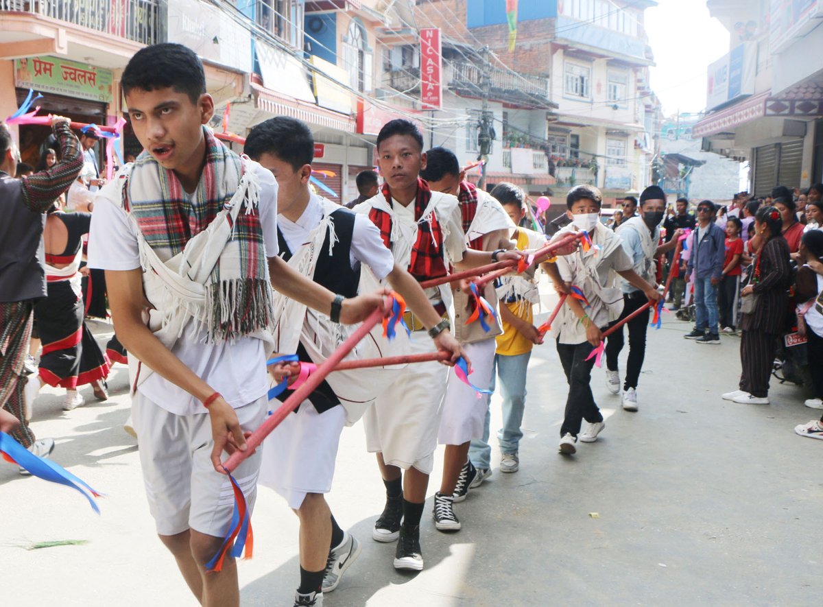 ताप्लेजुङको सदरमुकाम फुङ्लिङमा परम्परागत रुपमा मनाउँदै आईरहेको रोपाइँ जात्रामा शुक्रबार मौलिक पहिरनमा सजिएर सहभागी हुँदै युवाहरु । तस्बिरः दिलकुमार लिम्बू / रासस