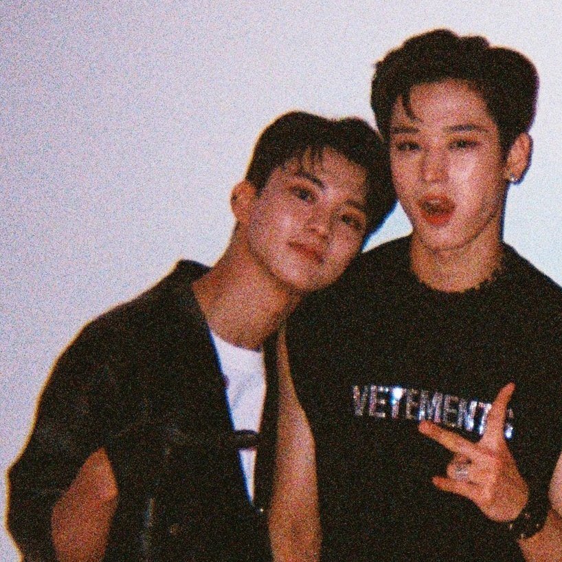 platonic shotgun vape trick-mates daw sila. bugahan lang, walang malisya.

“selos ka? relax, ju. alam mo namang hindi ako pumapatol sa tropa.”
“eh ano ako, ji?”

or: a #jukyu tropa premium mini au nobody asked for. 💋