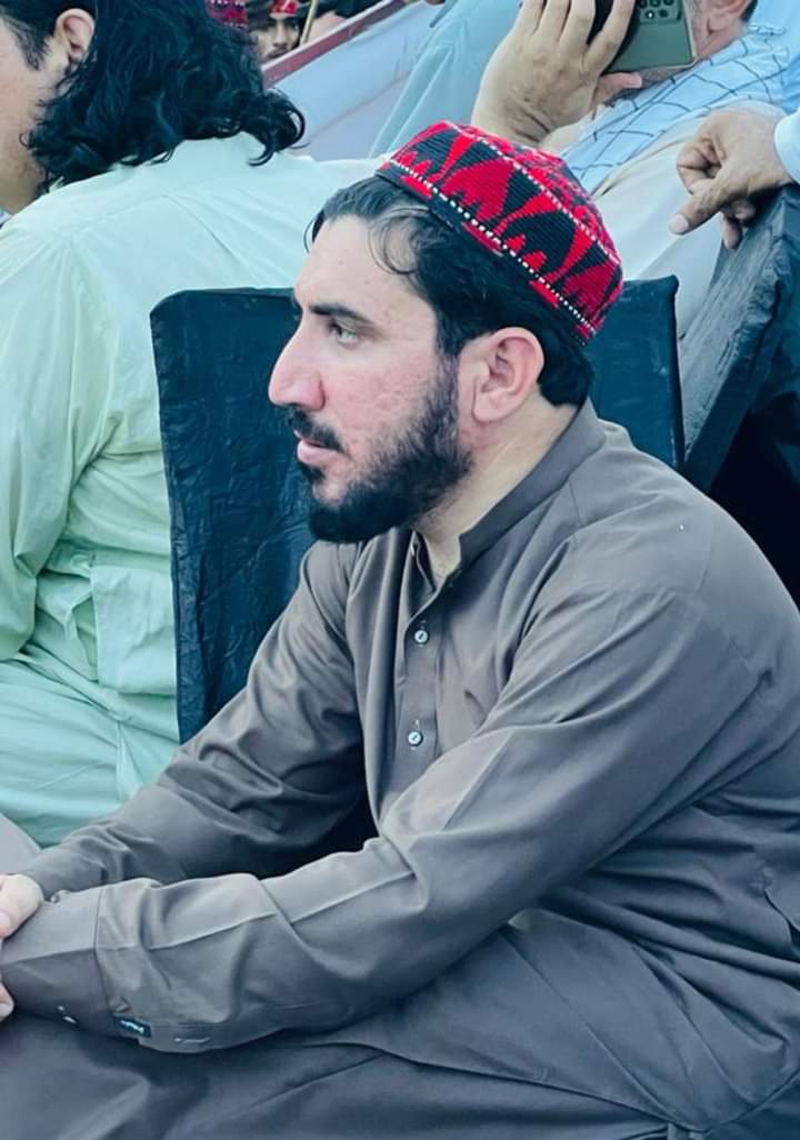 چې قدم څوک د منظور په قدم نه ږدي 
هغه تن به څه پښتون او څه افغان وي
<a href="/ManzoorPashteen/">Manzoor Pashteen</a> @A75845776 <a href="/RahmanBunairee/">Rahman Bunairee</a>
