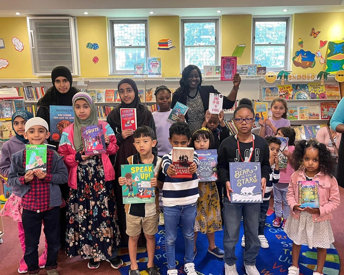 MarshadeCordova's tweet photo. It was fantastic to donate books for children &amp; young people at @Better_YGLib in #Battersea.

The children were so excited to receive the books &amp; tell me about their favourite stories. 

Libraries play a vote role in providing a space for children &amp; young people to learn &amp; read. https://t.co/tfsBI3KHT8