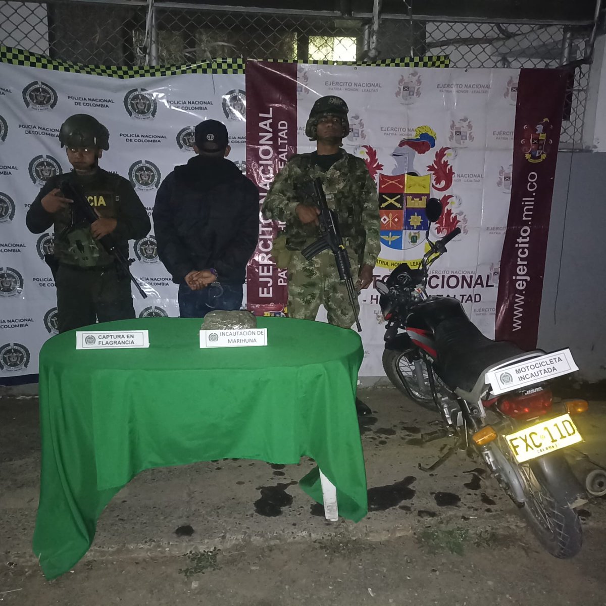 PoliciaCauca's tweet image. Un trabajo conjunto entre Policía y @COL_EJERCITO, permitió la captura de una persona de 35 años de edad, por el presunto delito de porte de estupefacientes en el barrio Limonar de #Caloto. En el procedimiento le fueron incautados 500 gramos de marihuana. #PlanChoque360