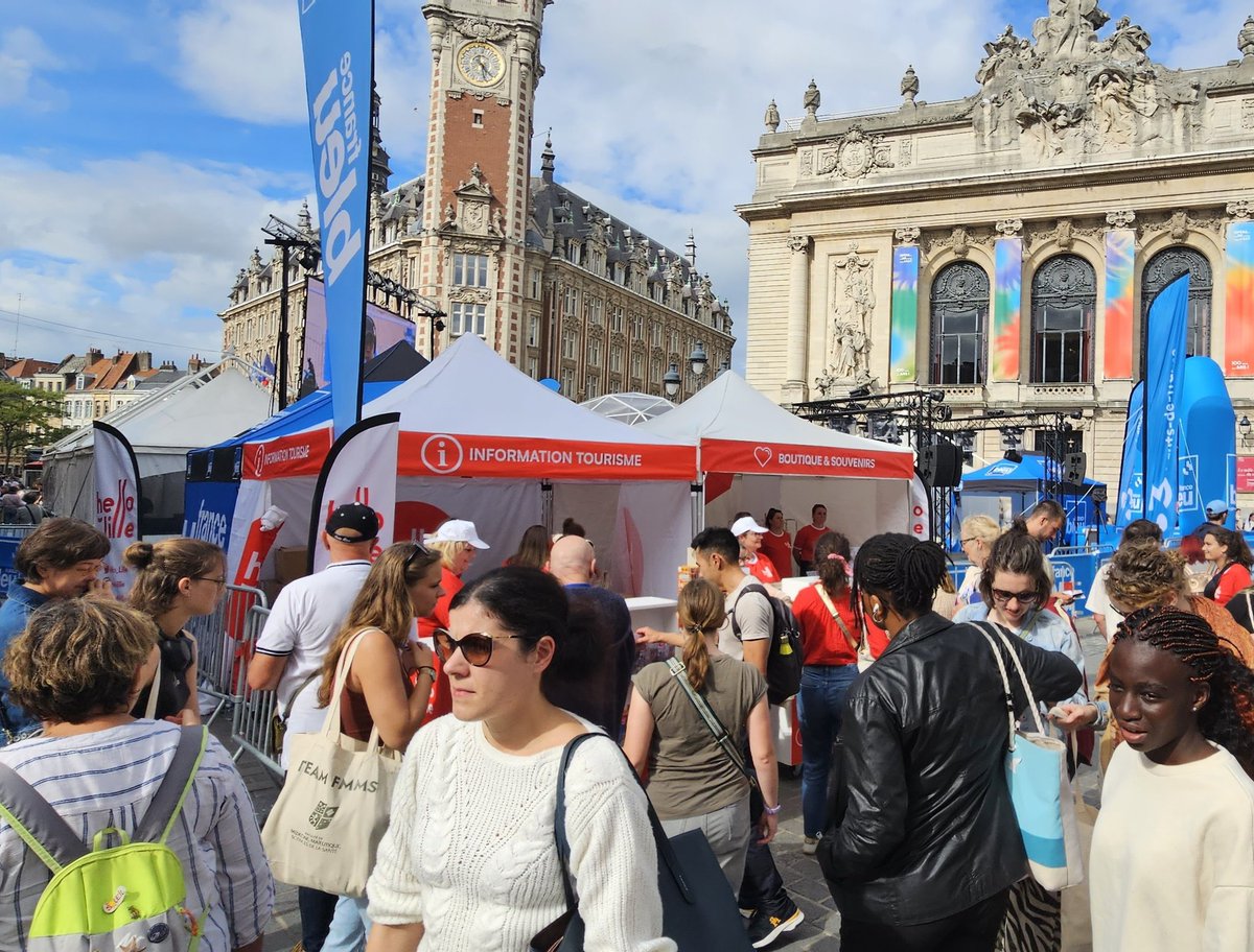 Hello_Lille's tweet photo. J-1 Braderie de #Lille 🥳
#HelloLille se mobilise pendant la braderie pour assurer un accueil #madeinLille !
Retrouvez-nous dans les TGV Paris-Lille et sur la Place du Théâtre à Lille pour des infos touristiques, tote-bags, et plans de braderie.
Passez nous voir ! 😉 https://t.co/nXtllESJh6