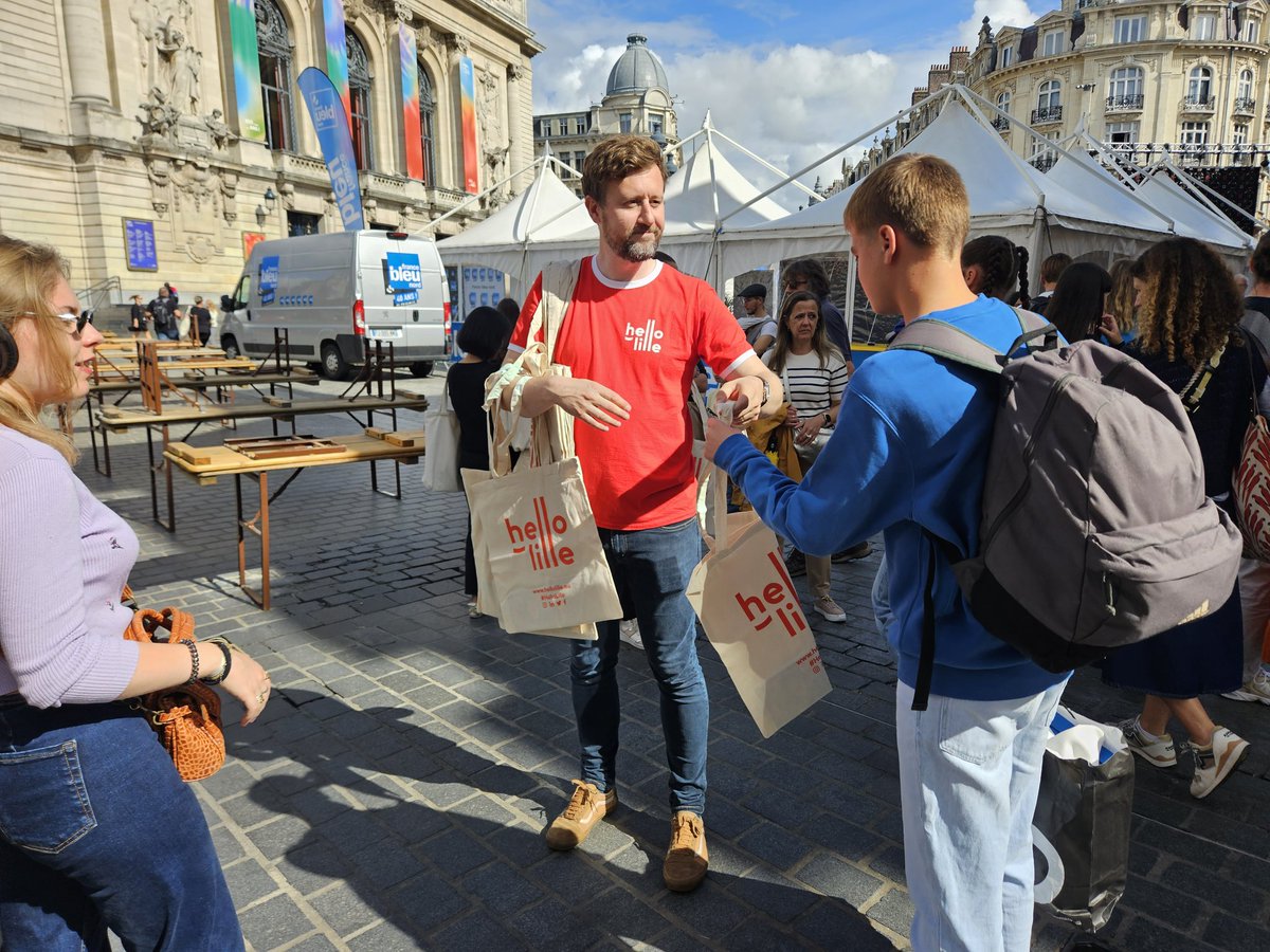 Hello_Lille's tweet photo. J-1 Braderie de #Lille 🥳
#HelloLille se mobilise pendant la braderie pour assurer un accueil #madeinLille !
Retrouvez-nous dans les TGV Paris-Lille et sur la Place du Théâtre à Lille pour des infos touristiques, tote-bags, et plans de braderie.
Passez nous voir ! 😉 https://t.co/nXtllESJh6