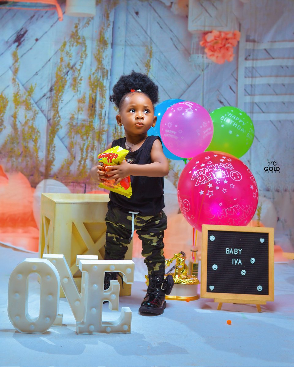 RaymondOkonye's tweet photo. So it's my baby's one year birthday today, we had earlier gone for a photoshoot that was bound to be a failure (cos of her cry) until @MunchITNigeria  intervened. See our success story in the pictures. #Iva #birthday #birthdaygirl #munchit #munchitnigeria https://t.co/r6iP6Jh2BV