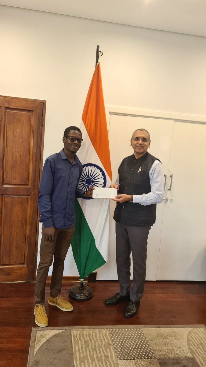 IndiainZimbabwe's tweet photo. Ambassador Vijay Khanduja gave away prizes to Ms. Bester Nokuthaba Sibanda, Mr. Frank Makeba and Mr. Mushindo Kahonde, the Zimbabwean winners of UNESCO-India-Africa Hackathon held in India in November 2022. From Zimbabwe five students have won the prizes. @MEAIndia @AICTE_INDIA https://t.co/Ji3UWHtqeg
