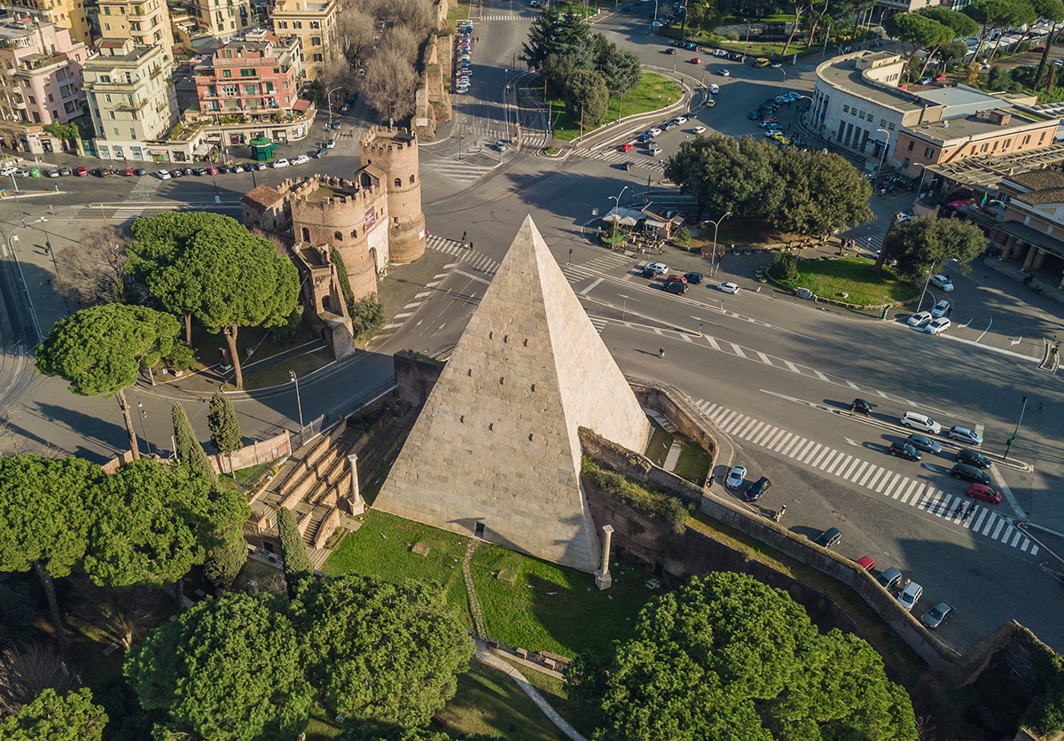 ¿Me acompañas de #VisitaRomana? Hoy nos quedamos en #Roma, muy cerca del centro, y nos trasladaremos a la pirámide que flanquea uno de los puntos más concurridos de la urbe. Desde allí, viajaremos a #Egipto sin movernos de la ciudad eterna. ¿Me sigues? #Abrohilo 🧵