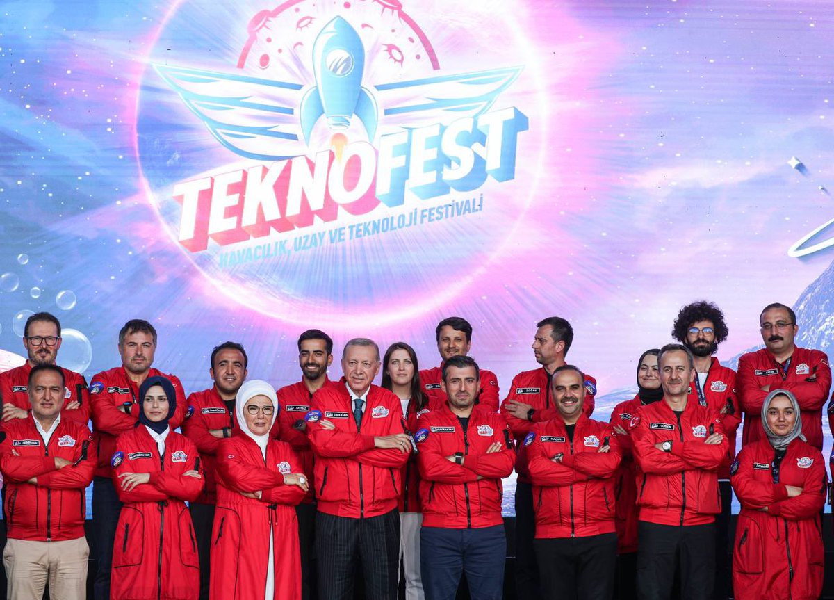 Sarsılmaz liderliği ve desteğiyle en ileri bağımsız teknolojiler yolculuğunda önümüze ışık tutan Cumhurbaşkanımız Sayın Recep Tayyip Erdoğan, her zamanki gibi #TEKNOFEST'e damgasını vurdu.
#TEKNOFEST2023 kuşağımızla, azim ve inançla her alanda geleceğe koşmayı sürdüreceğiz. 🇹🇷