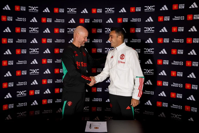 Erik ten Hag warmly shakes the hand of our new signing, Sergio Reguilon.