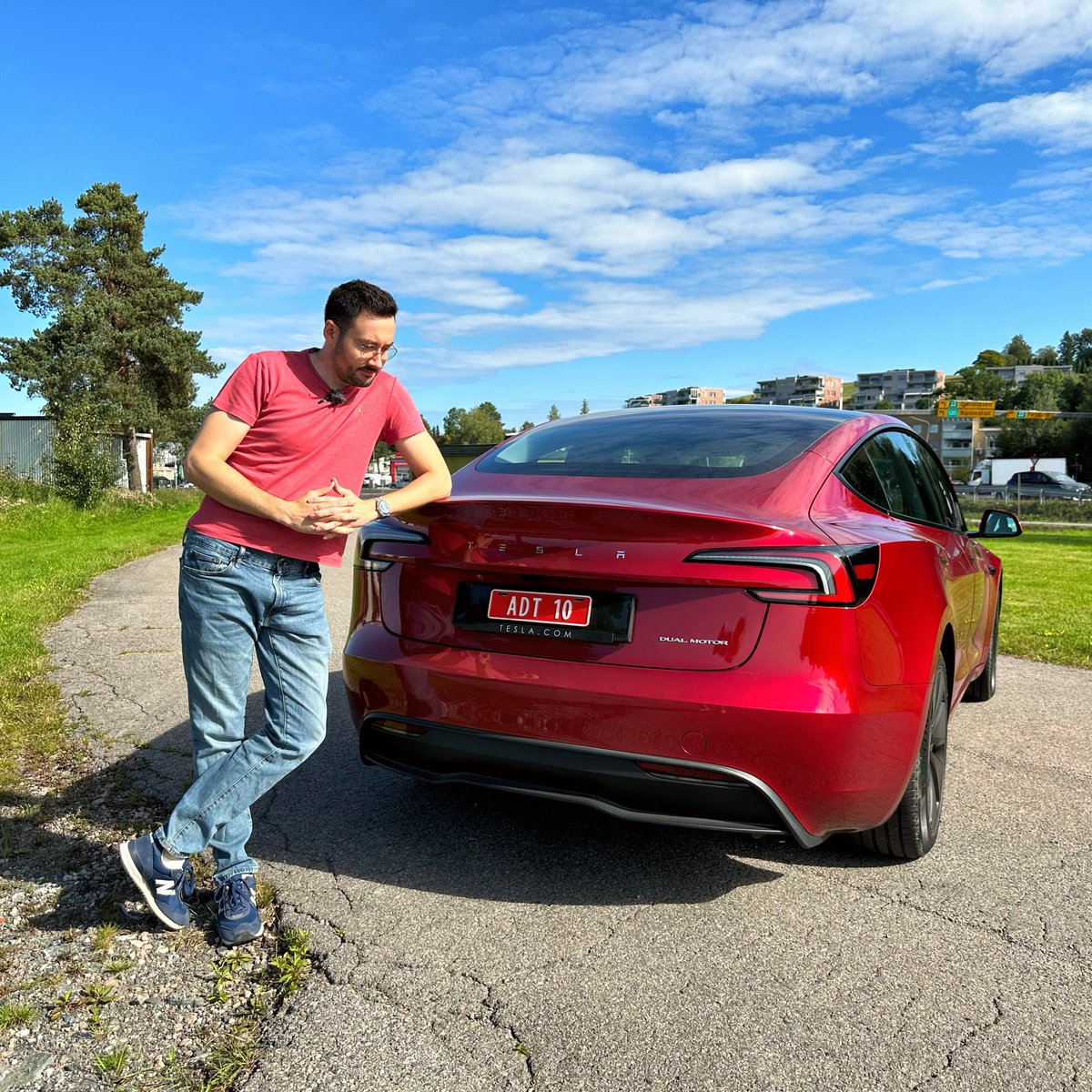 Alors cette nouvelle #Model3 ! 🤩 Vous la trouvez comment ? #Tesla Un gros merci à @Tesla pour cette avant-première ! Dommage @elonmusk n’était pas là, la prochaine fois peut-être ✌️