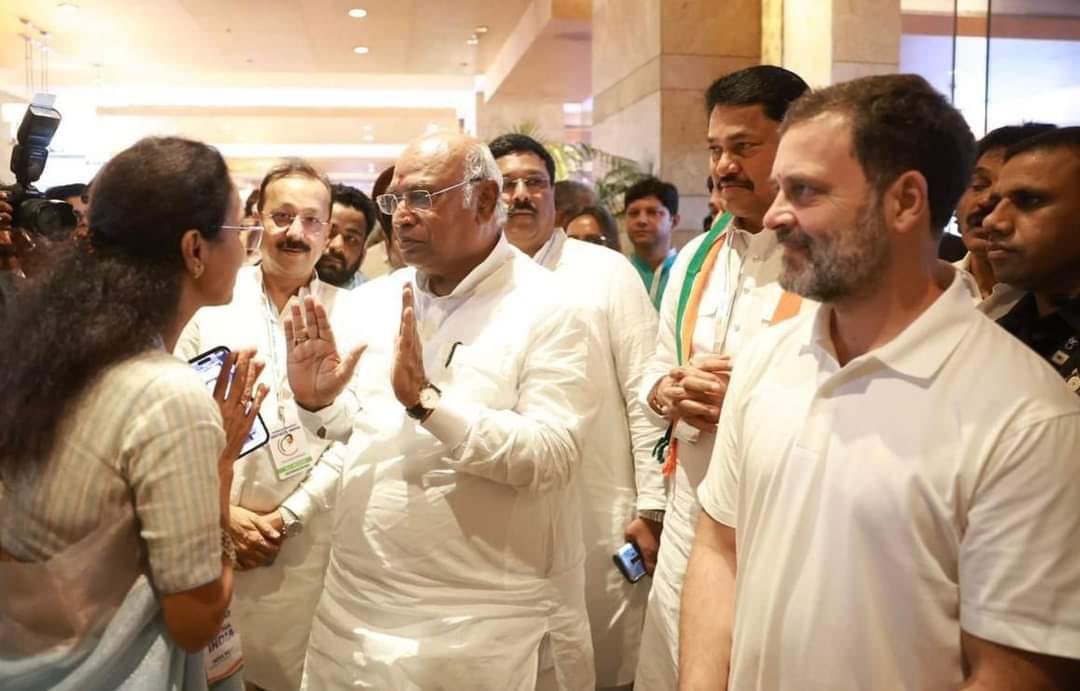 amirshaikh_INC's tweet photo. Some moments with our leaders Congress President Malikarjun khargeji and National leader @rahulgandhi ji during their 2 days visit at #INDIAAllianceMeeting in Mumbai !

#amirshaikh #india #nsui https://t.co/cqRvciJ2gO