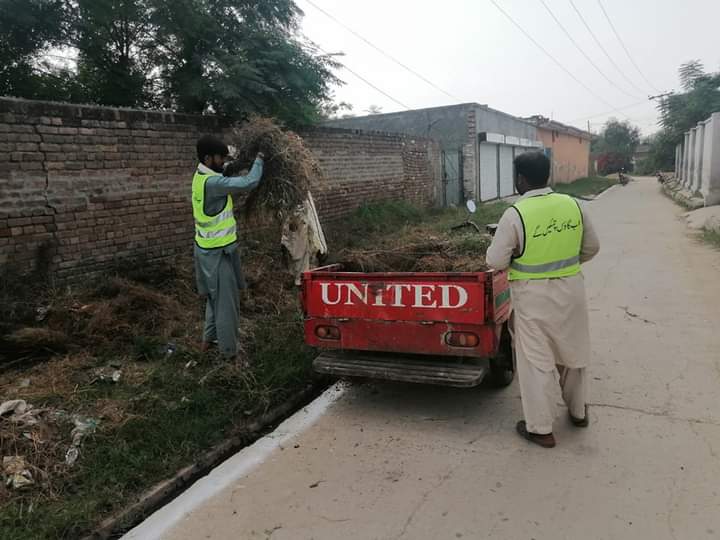 AcGujarkhan's tweet photo. اب گاؤں چمکیں کے پروگرام کے تحت ابتدائی طور پر تحصیل گوجرخان کی 3 یونین کونسلز میں سینیٹری ورکرز کی تعیناتی اور دیگر انتظامات  مکمل کر لیے گئے ہیں۔ اس سلسلے میں یونین کونسل کلیام اعوان میں سینیٹری ورکرز اور عملے کی جانب سے گلیوں کی صفائی کی جا رہی ہے۔
@GovtofPunjabPK @CS_Punjab https://t.co/6g1676lLGc