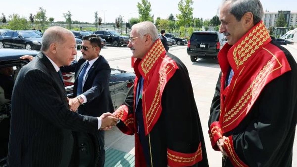 👉Erdoğan'dan "Anayasa" açıklaması...
"85 milyonun kabul edeceği bir Anayasa hazırlamalıyız"
👉Erdoğan bütün devlet kurumlarını TSK dahil ele geçirdi emrine soktu önünde rejim değişikliği için tek bir engel var Anayasa’nın değiştirilemez maddeleri.
👉Türkiye Cumhuriyetinin