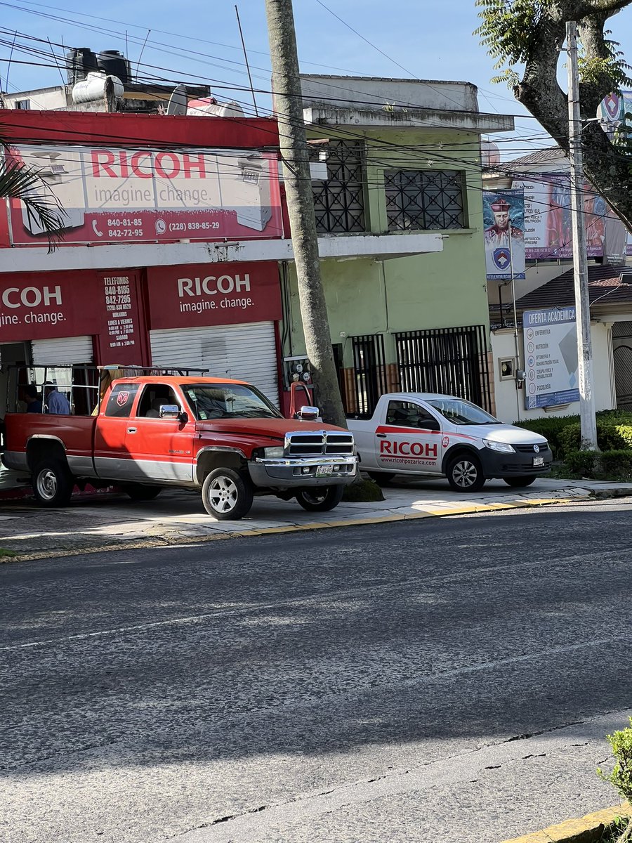 Sobrinos de <a href="/ssptransitover/">Tránsito SSP Veracruz</a> aquí en Avila Camacho están tan “RICOHs” que se estacionan en la banqueta sin dejar espacio al peatón, todavía te amenazan. <a href="/RicohLA/">Ricoh Latin America</a>