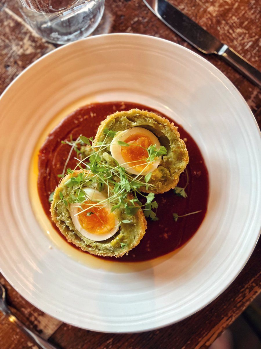 noahsbristol's tweet image. Our split pea Scotch egg brings all the chippy vibes whether you’re into fish or not! 🍽️

These house made beauties are crisp fried to order, bathed in our Madras curry sauce and served with fresh cut chips for mopping…😮‍💨

#fishfree #notjustfish #currysauce