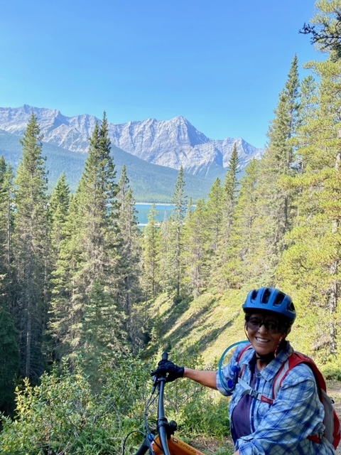 bike_flow's tweet photo. Flow recently had the opportunity to coach Lori, an awesome mountain biker from Florida. She wanted help increasing her skills and confidence on Intermediate terrain. Her smile says it all! 

https://t.co/gvjTHqI2I2 

#canmore #travelalberta #ab #yyc #yeg #explorecanmore #alberta https://t.co/2ES2qQZdny